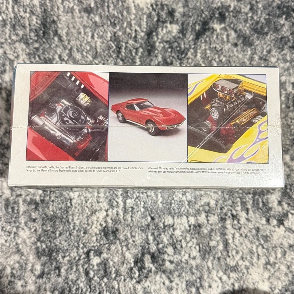 New Sealed Revell '68 Corvette Roadster Model Kit 1:25 Scale 85-2544